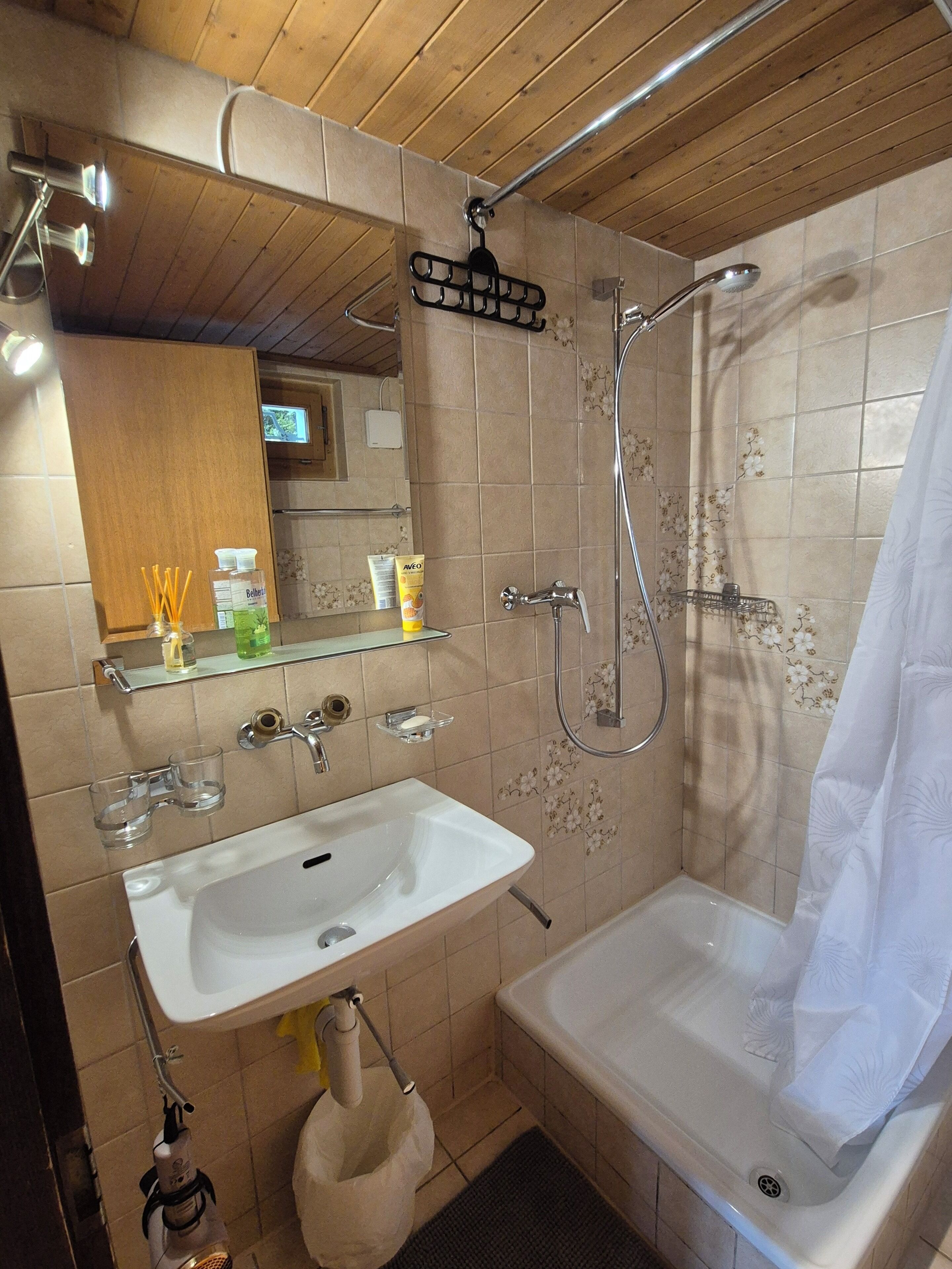 Haartrockner, Handtücher, Seife, Toilettenpapier