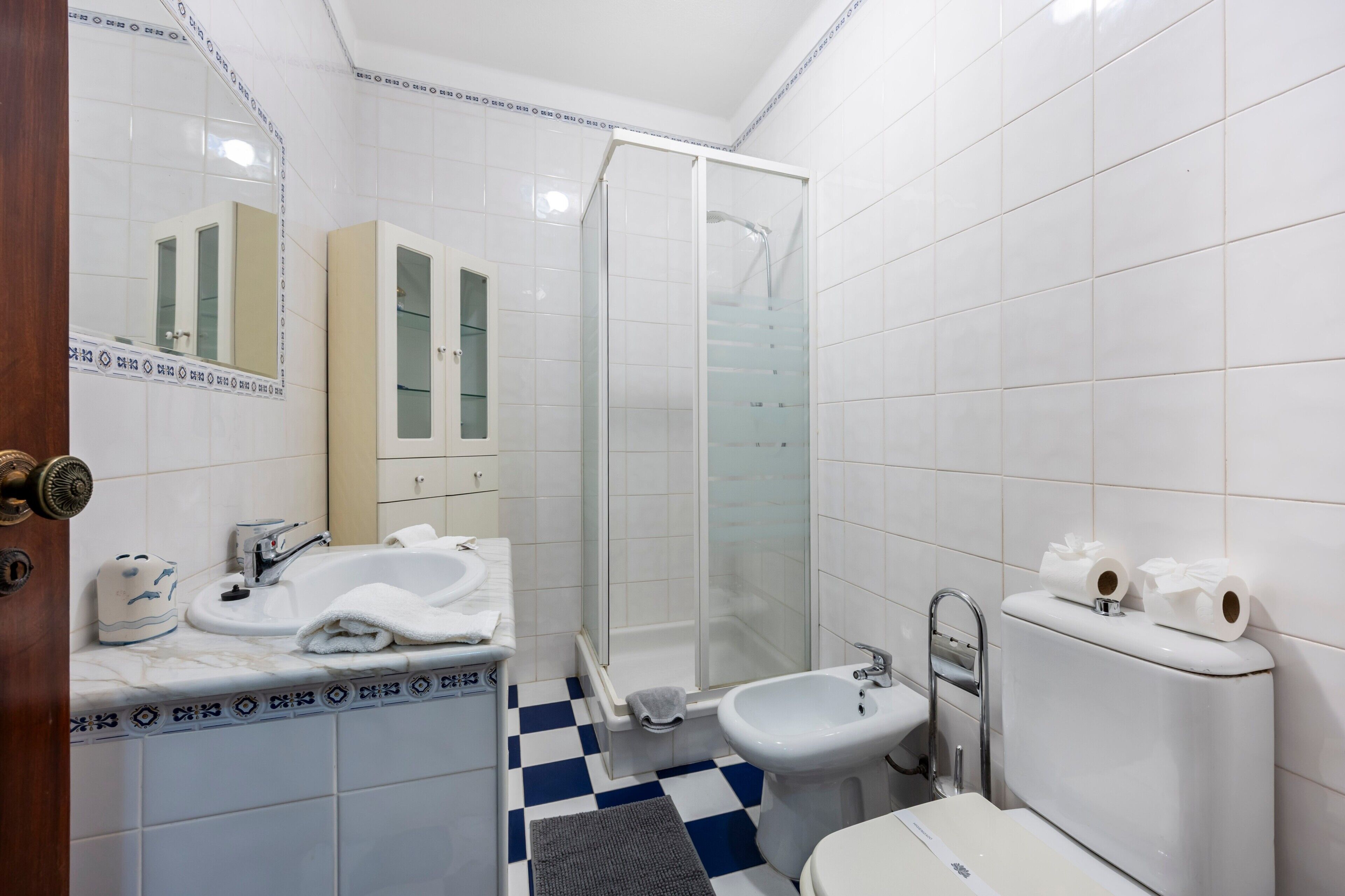 Douche, sèche-cheveux, serviettes fournies