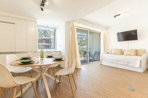Een strijkplank/strijkijzer, reisbedje, gratis wifi, beddengoed