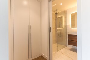 Shower, hair dryer, towels, shampoo - The Blue Atlantic by Atlantic Holiday (Câmara de Lobos)