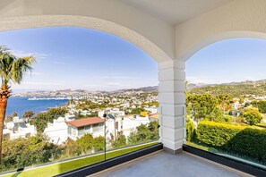 Villa, 4 soverom, røyk, privat basseng | Balkong