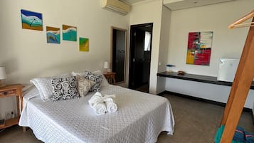 Minibar, wifi gratis y ropa de cama
