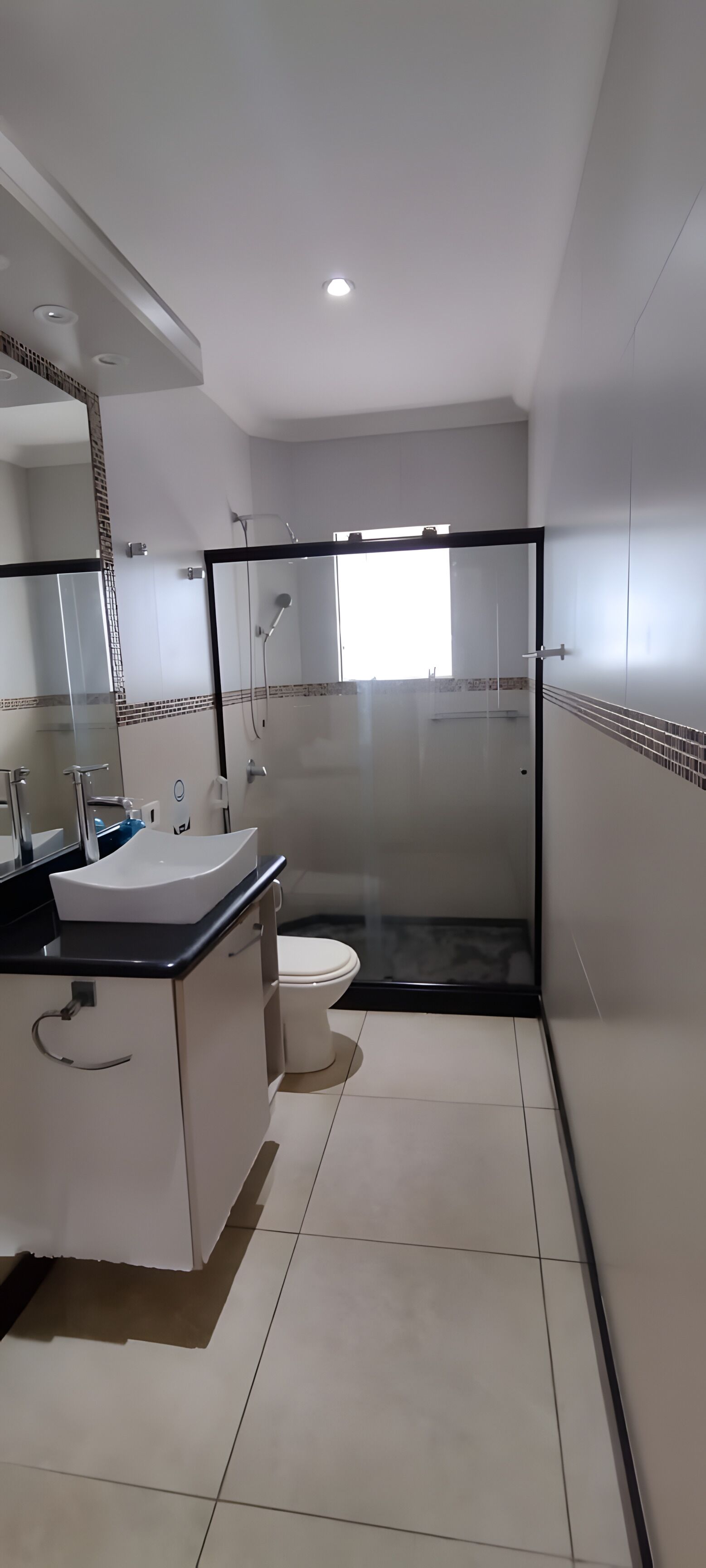 Standard Quadruple Room | Salle de bain | Douche, serviettes fournies, savon, shampoing