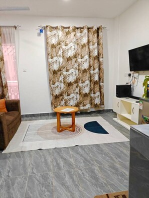 Living area - Stylish Mtwapa Studio with Rooftop Pool View (Mtwapa)