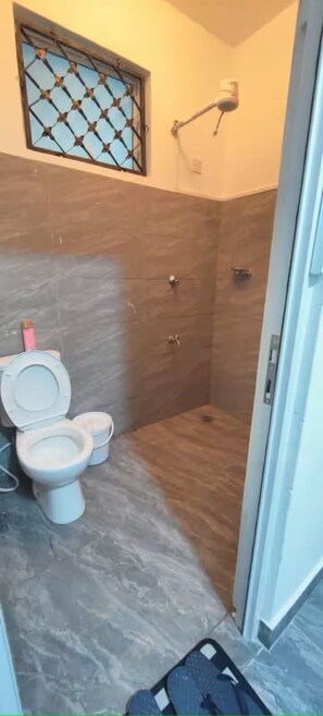 Shower, towels, soap, toilet paper - Stylish Mtwapa Studio with Rooftop Pool View (Mtwapa)