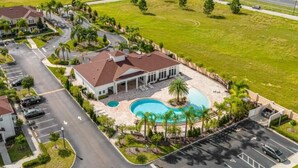 Zona residencial con piscina, terraza techada y estacionamiento.