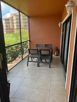 Outdoor dining - Spacious 3-bedroom apartment near the Disney theme parks (Orlando)