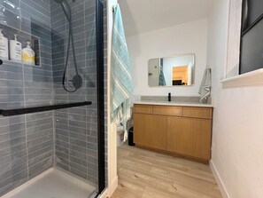 Shower, towels, soap, toilet paper - Experience coastal comfort on the canals of Laguna Madre at a 3bd/2bath retreat! (Corpus Christi)