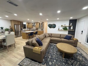 Living area - Experience coastal comfort on the canals of Laguna Madre at a 3bd/2bath retreat! (Corpus Christi)