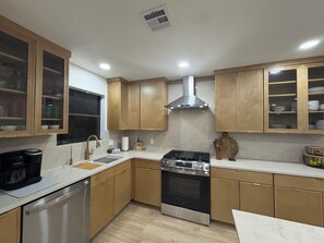 Private kitchen - Experience coastal comfort on the canals of Laguna Madre at a 3bd/2bath retreat! (Corpus Christi)