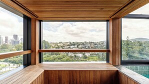 Ein Holzbalkon mit Blick auf die Stadt.