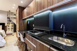 Fridge, microwave, coffee/tea maker, cookware/dishes/utensils - Studio Completo a 5min do Metro V Olimpia | VG1703 (Vila Olímpia)