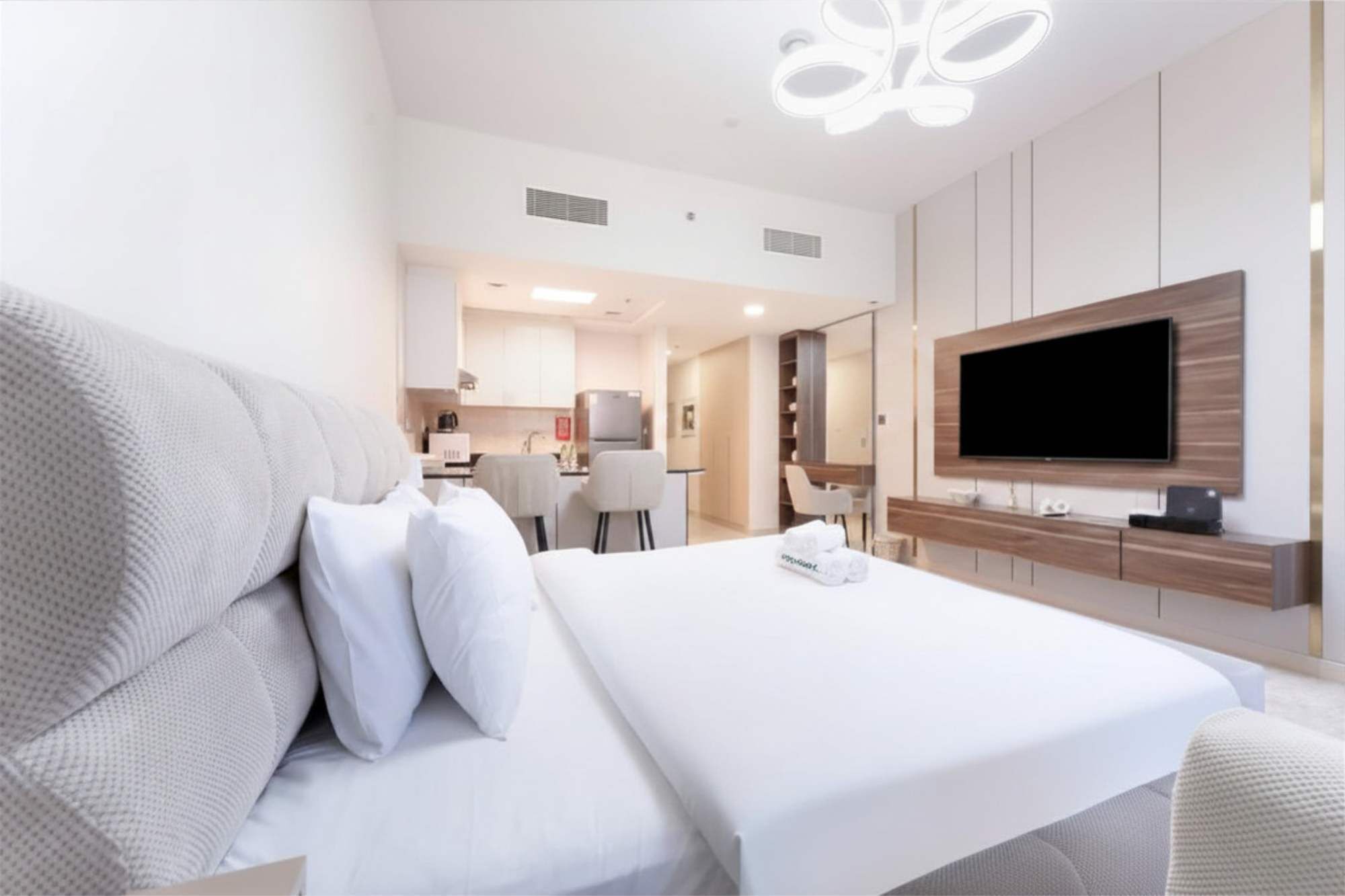 Tabla de planchar con plancha, wifi y ropa de cama 
