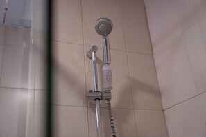 Shower, hair dryer, towels - Free housekeeping visits during your stay - StayShort - Classy Studio in Sports City Sleeps 2 with Pool (Dubai Sports City)