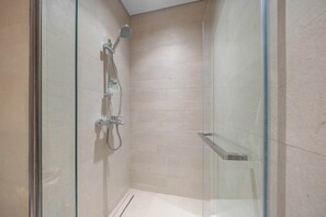 Shower, hair dryer, towels - Free housekeeping visits during your stay - StayShort - Beauriful Modern Studio that Sleeps 4 at Riviera Beachfront (Meydan)