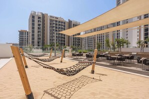 Outdoor dining - Free housekeeping visits during your stay - StayShort - Beauriful Modern Studio that Sleeps 4 at Riviera Beachfront (Meydan)