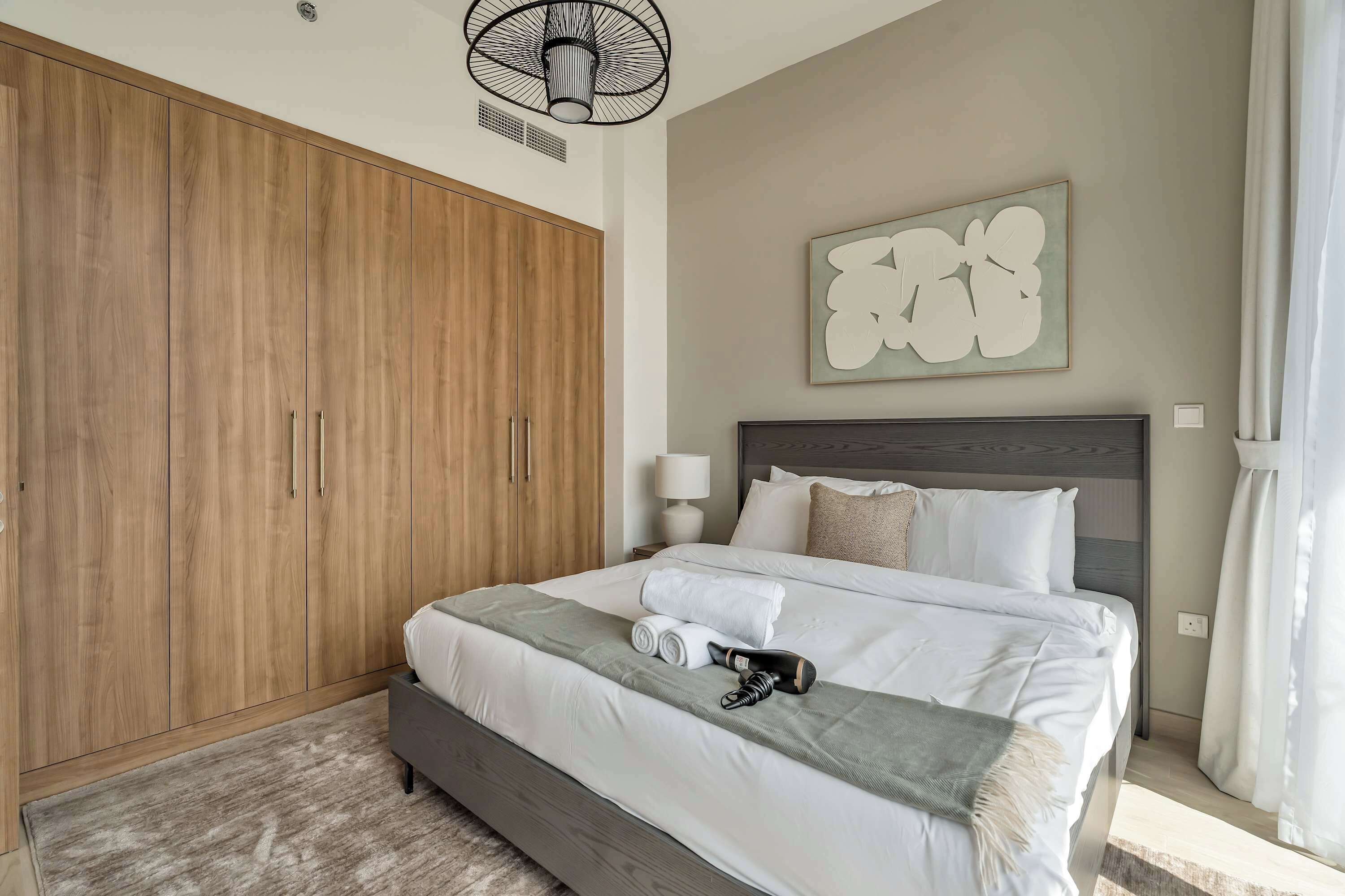 Tabla de planchar con plancha, wifi y ropa de cama 