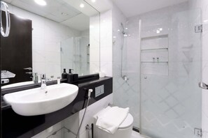 Een douche, een haardroger, handdoeken