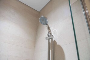 Een douche, een haardroger, handdoeken
