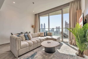 TV - Free housekeeping visits during your stay - StayShort - 1 BR in Business Bay Sleeps 4 with Burj Views! (Business Bay)