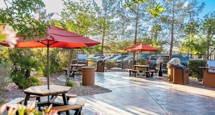 Spacious 4-bedroom condo in peaceful Las Vegas with AC and gym