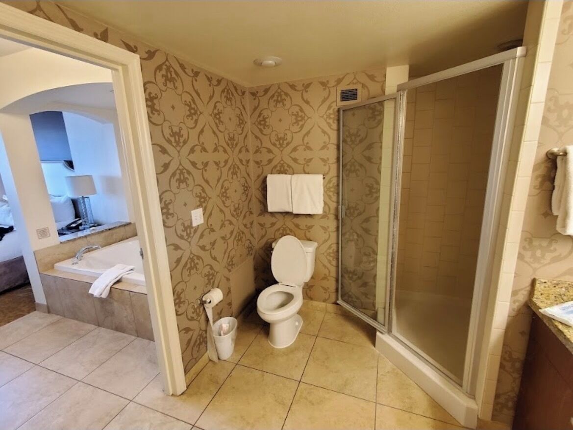 Une salle de bain avec douche, toilettes et lavabo.