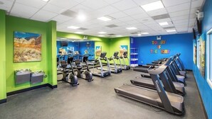 A gym with treadmills, stationary bikes, and a mirrored wall. - Spacious 4-bedroom condo in peaceful Las Vegas with AC and gym (Las Vegas)