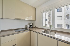 Een koelkast, een microgolfoven, een oven, een kookplaat
