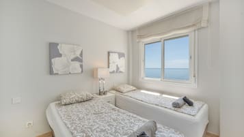 Tabla de planchar con plancha, wifi y ropa de cama