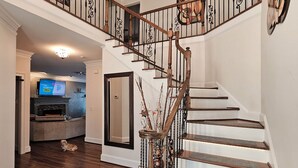 Un magnifique escalier en bois, agrémenté de rampes décoratives, menant à un niveau supérieur.