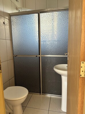 Douche, serviettes fournies, savon, papier toilette