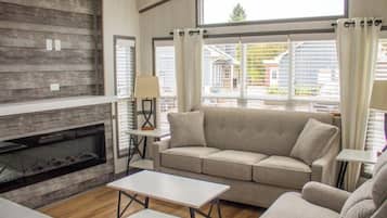 Cabin, 2 Bedrooms | Living area | 35-inch TV with cable channels, books
