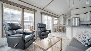 Chalet, 2 chambres | Coin séjour