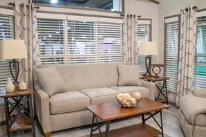 Living area - Scugog Landing RV Resort (Port Perry)