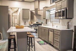 Fridge, microwave - Scugog Landing RV Resort (Port Perry)