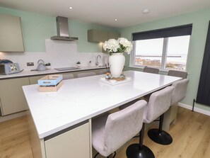 Dishwasher, cookware/dishes/utensils - Tigh-na-mara Retreat (Berwick-upon-Tweed)