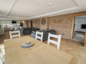 Dining - The Boat Yard Apartment (Porthmadog)