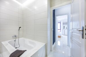 Shower, hair dryer, towels - Apartment 'Prime Suite - Albufeira, Algarve' with Sea View, Wi-Fi and Air Conditioning (Albufeira)