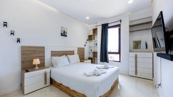 Tabla de planchar con plancha, wifi y ropa de cama