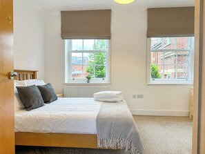 Iron/ironing board, free WiFi, bed sheets
