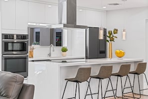 Private kitchen - Prime Location • Near Hard Rock Stadium • Pool_BBQ (Miami Gardens)
