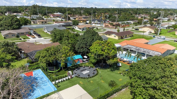 Sports court - Prime Location • Near Hard Rock Stadium • Pool_BBQ (Miami Gardens)