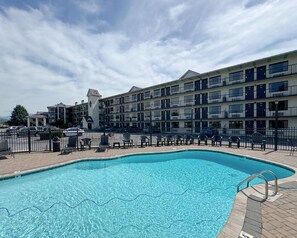 Seasonal outdoor pool - Landmark Inn On The River (Sevierville)