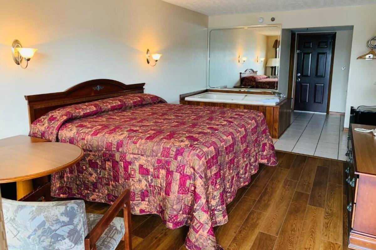 Deluxe-sviitti, parveke, jokinäköala | Pimennysverhot, äänieristys, silitysrauta/-lauta, ilmainen Wi-Fi