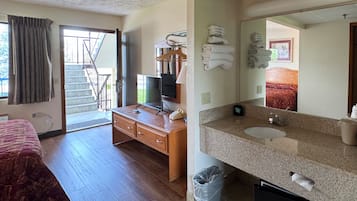 Suite Deluxe, balcón, vista al río | Amenidades de baño | Tina con regadera, amenidades de baño gratuitas, secadora de cabello