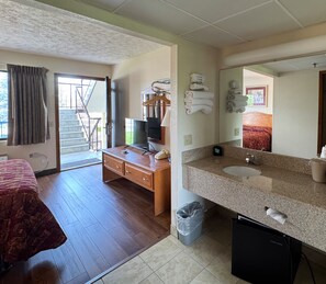 Suite Deluxe, balcón, vistas al río | Servicios del cuarto de baño | Ducha y bañera combinadas y artículos de higiene personal gratuitos