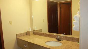 Combined shower/tub, free toiletries, hair dryer, towels
