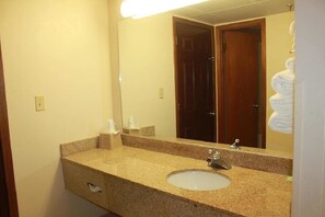 Combined shower/tub, free toiletries, hair dryer, towels - Landmark Inn On The River (Sevierville)