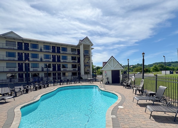 Landmark Inn On The River - Sevierville, TN