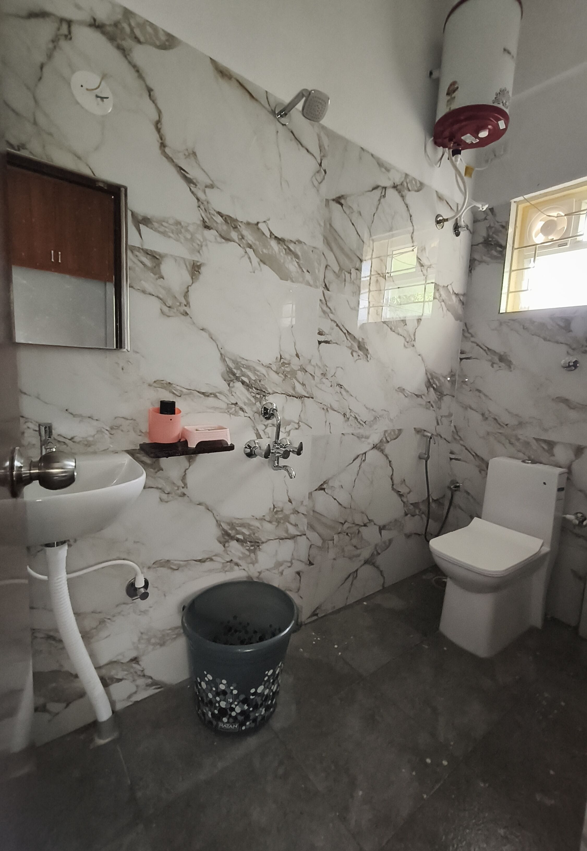 Douche, sèche-cheveux, bidet, serviettes fournies